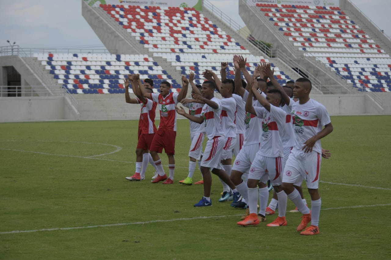 Los jugadores de Atlántico celebrando el triunfo. 