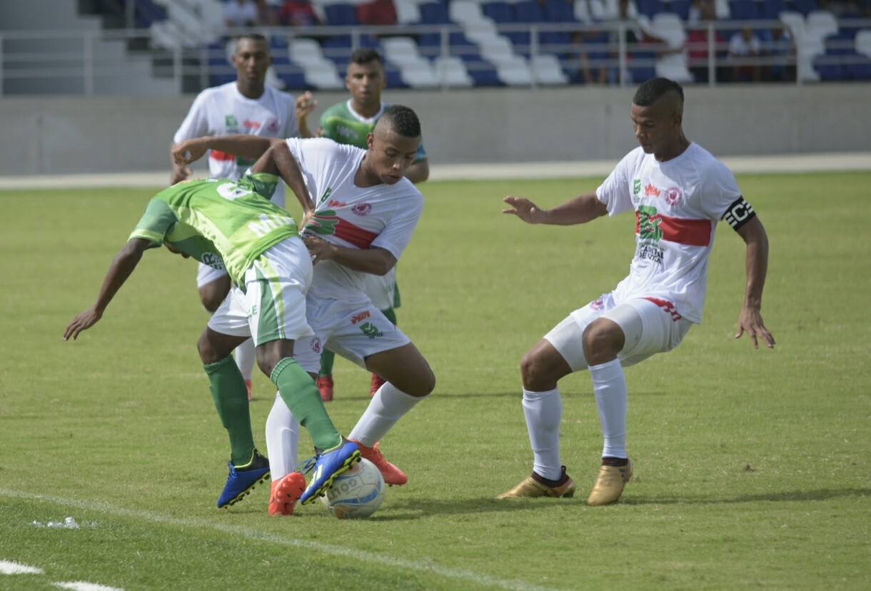 Jugadores de Atlántico disputando el balón con un sucreño. 