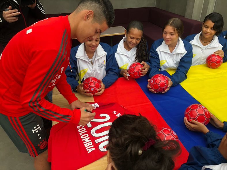 James compartiendo con las 11 niñas en la sede del Bayern. 