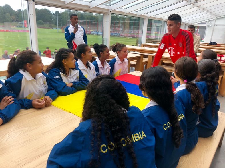 James compartiendo con las 11 niñas en la sede del Bayern. 