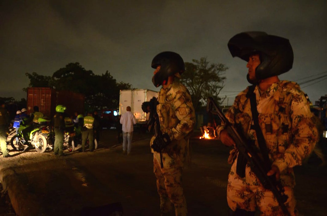 Personal del Ejército y la Policía participando en el desalojo.