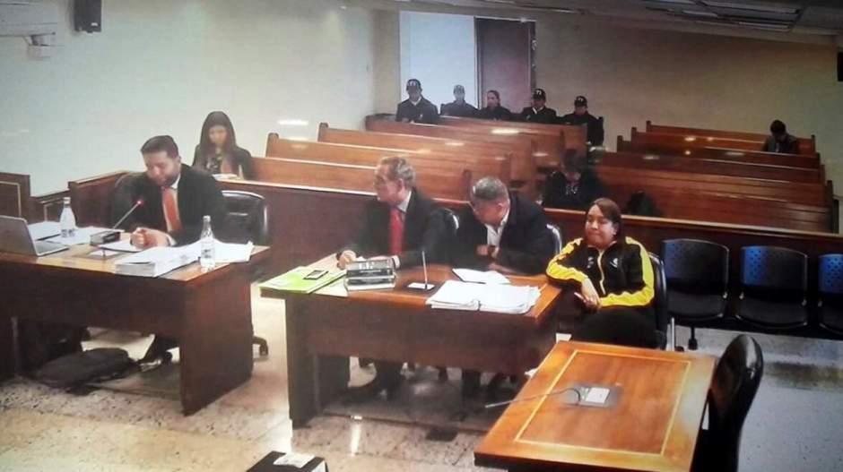 Los hermanos Caros Alberto y Sara Luz Jiménez durante la audiencia de medida de aseguramiento, en Bogotá. 