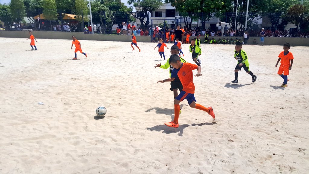 Alcaldía Los niños disfrutando de la cancha.