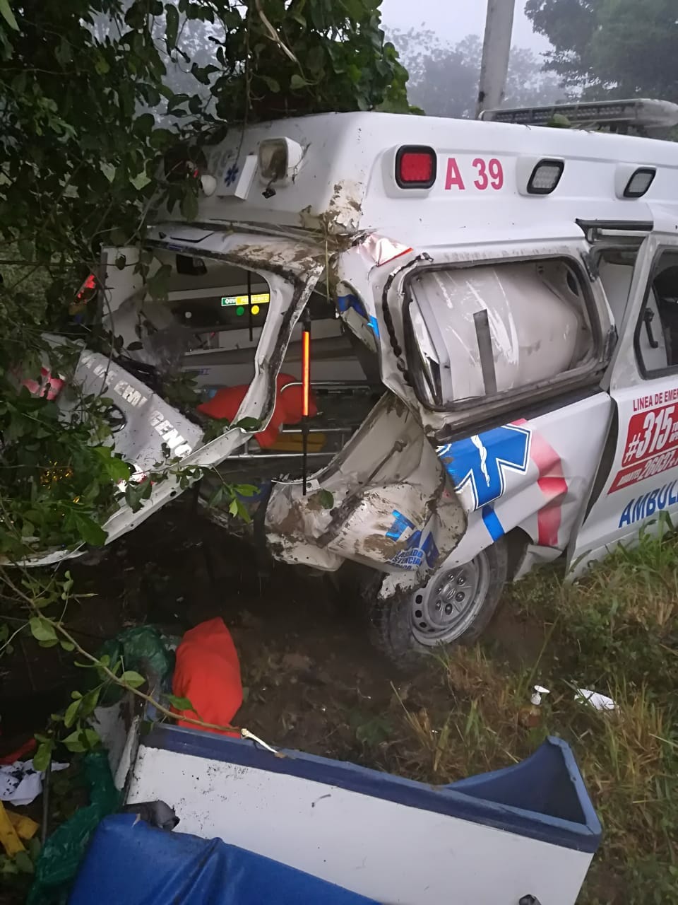 Ambulancia accidentada.