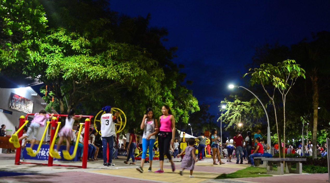 Vista nocturna en el parque.