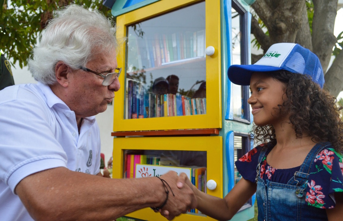 El Alcalde Joao Herrera dialogando con una menor.