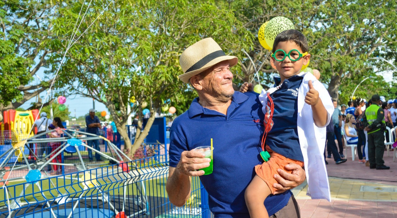 Grandes y chicos alegres con el nuevo parque.