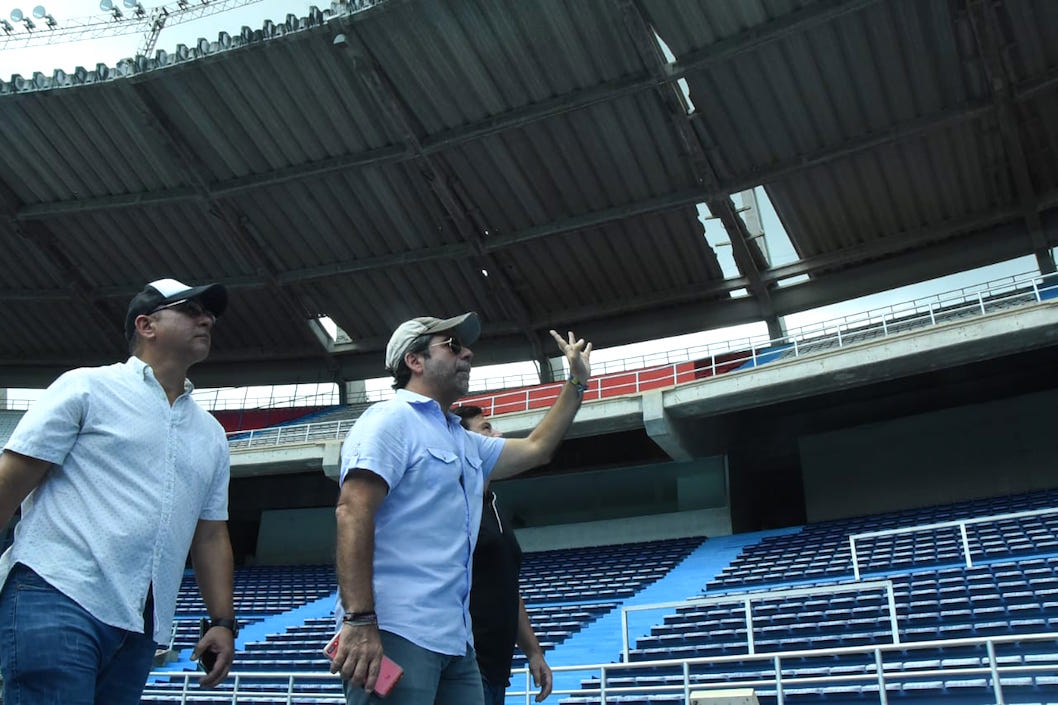 El Alcalde Alejandro Char inspeccionando el estado actual de la cubierta.