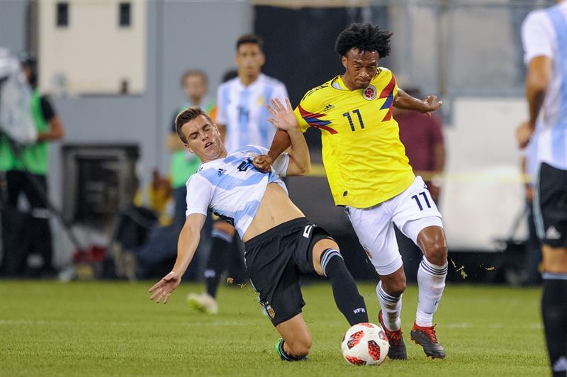 Juan Guillermo Cuadrado superando la marca de Giovani Lo Celso de Argentina