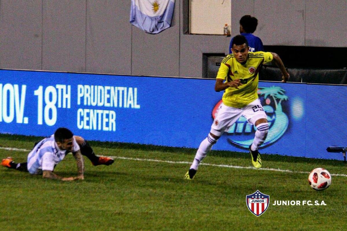 El guajiro Luis Díaz dejando tirado con su velocidad al lateral Fabricio Bustos.