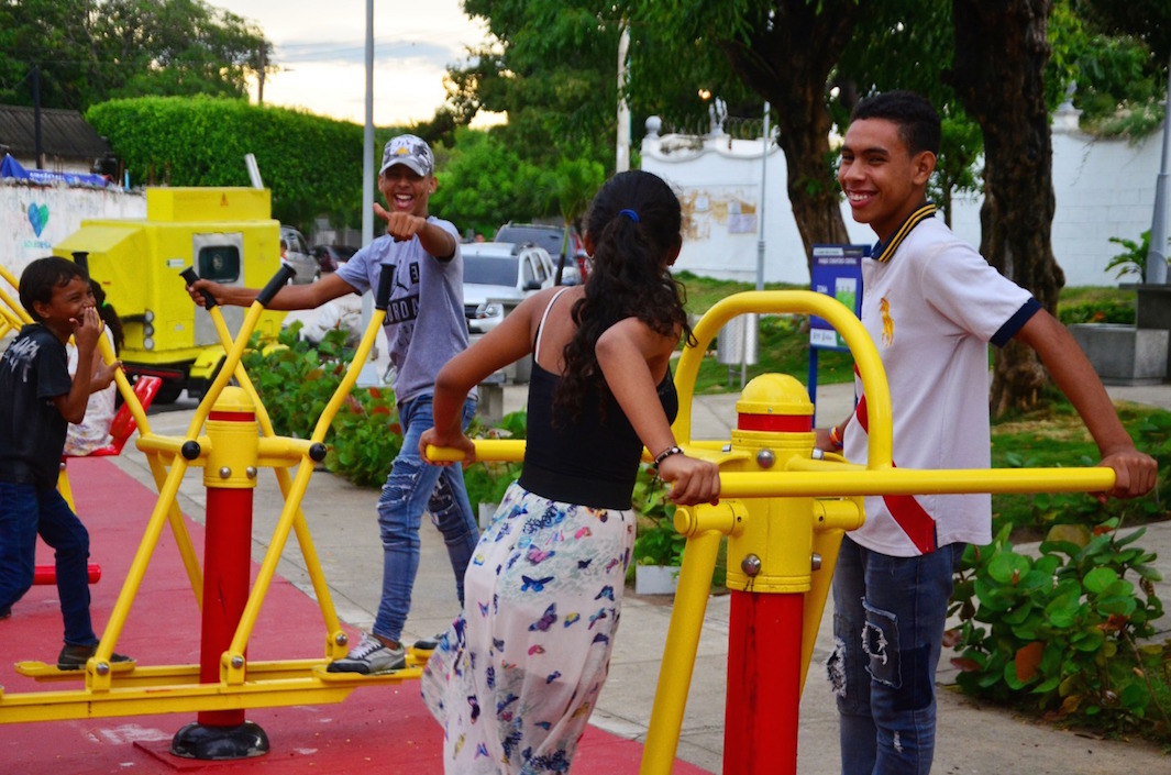 Jóvenes disfrutando los juegos.