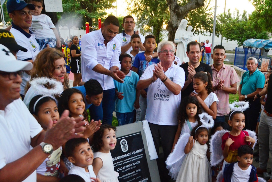 Descubriendo la placa conmemorativa.