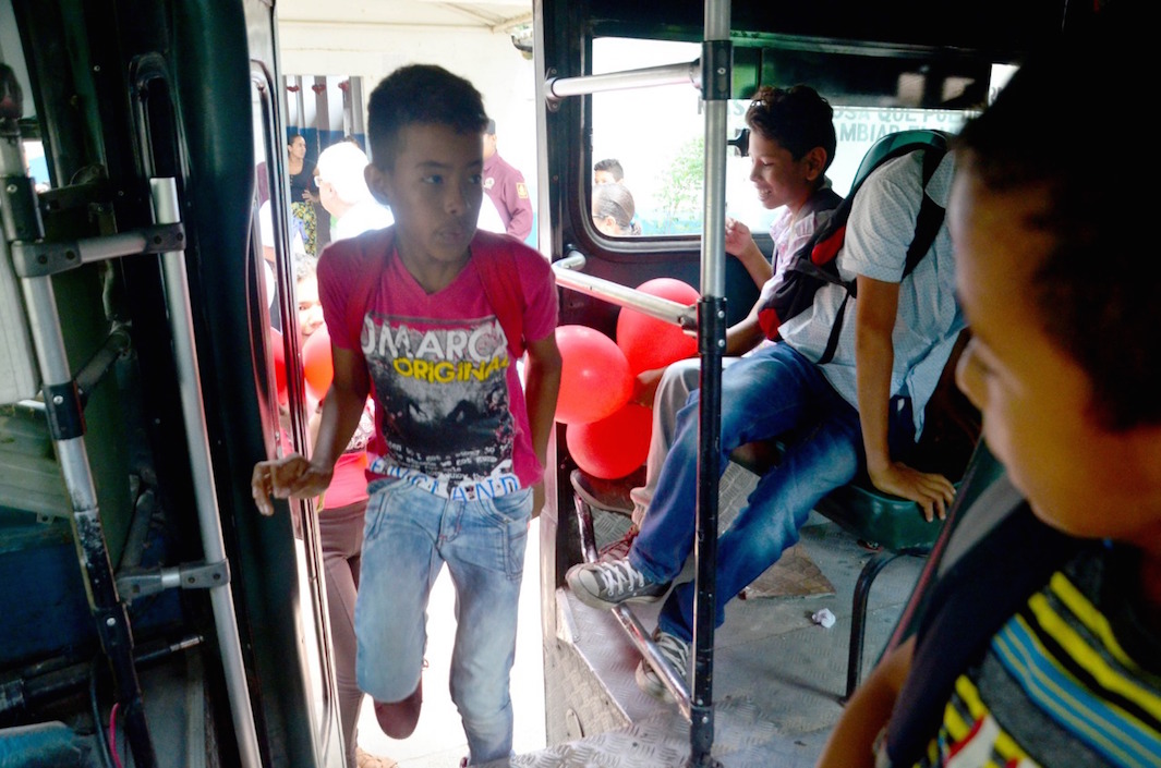 Los estudiantes abordando el bus.