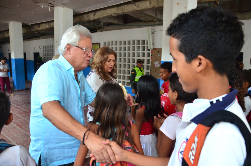 El Alcalde saludando a los estudiantes.