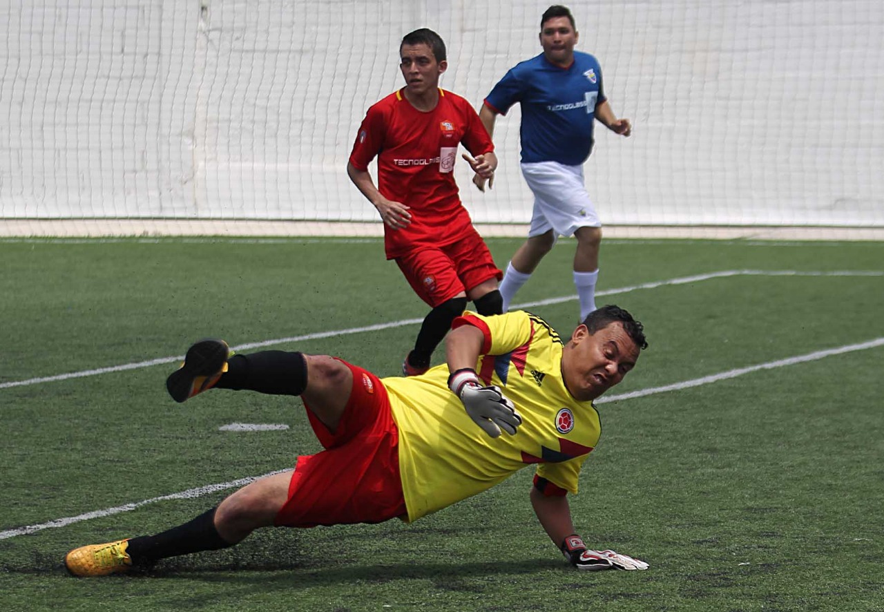 José Hugo Illera realiza un achique durante el partido. 