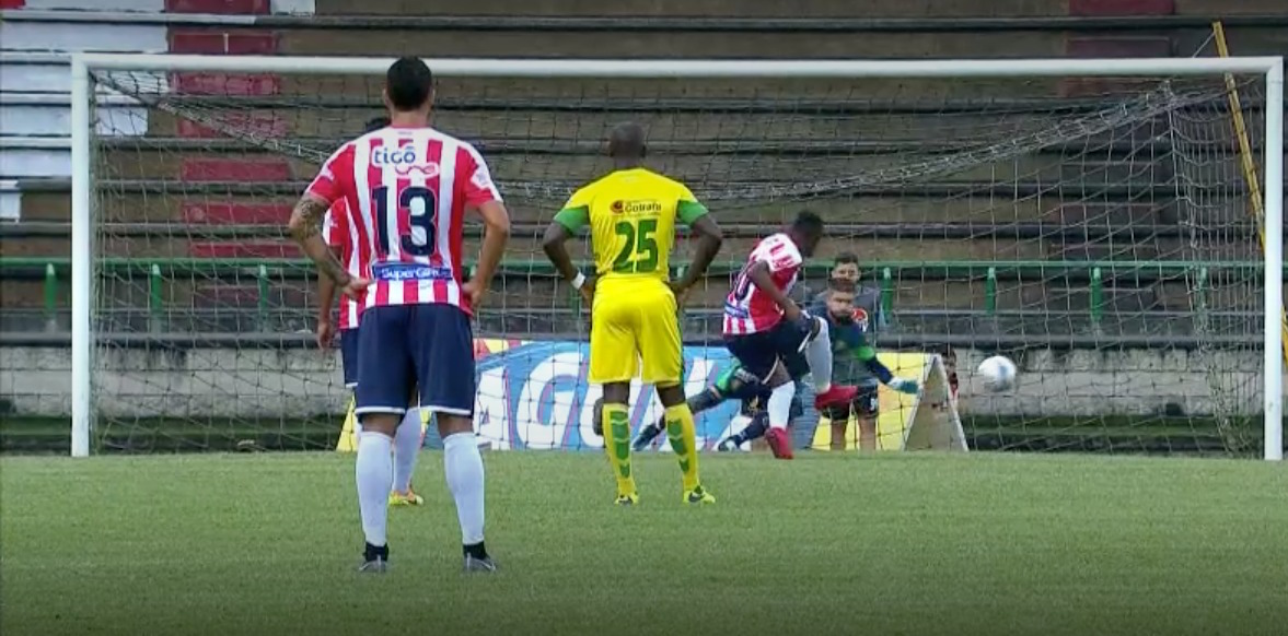 Iván Rivas anota de tiro penal para abrir el marcador.