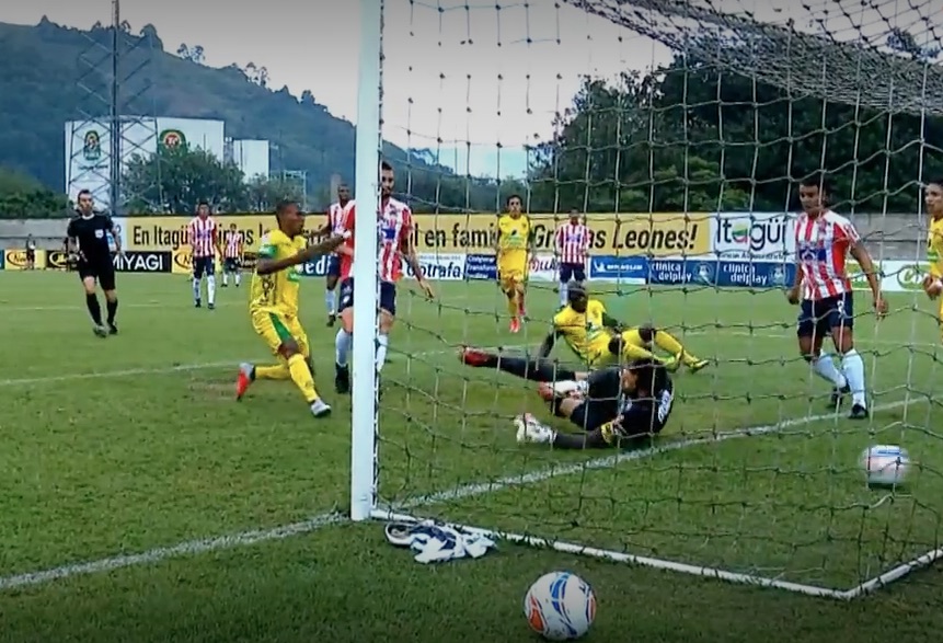 Jhon Sánchez vence a Sebastián Viera para poner el marcador 1-1.