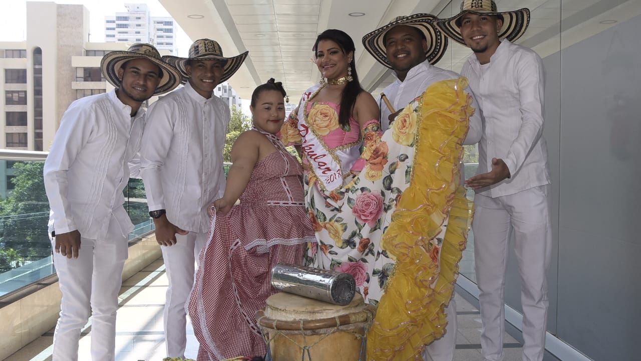 La Reina Infantil Sharon Villa, de la Fundación Social de Carnaval y Cultura de Soledad y Andrea Carolina Balza, Reina Popular del Carnaval de Soledad.