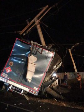 Así quedó el furgón en el accidente.