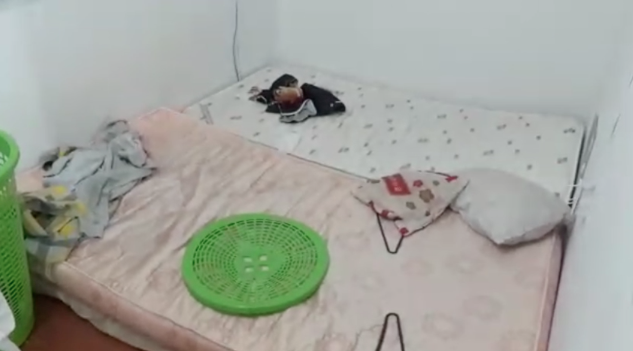 Varios cuartos tienen los colchones tirados en el suelo.