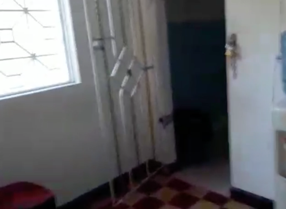 La cocina tiene una reja con cadena y candado.