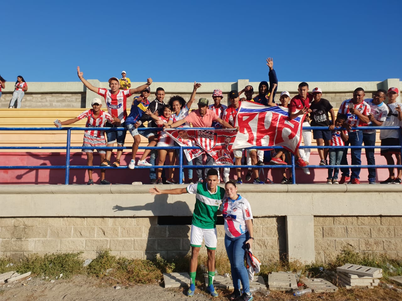Los junioristas lo acompañaron al acto.