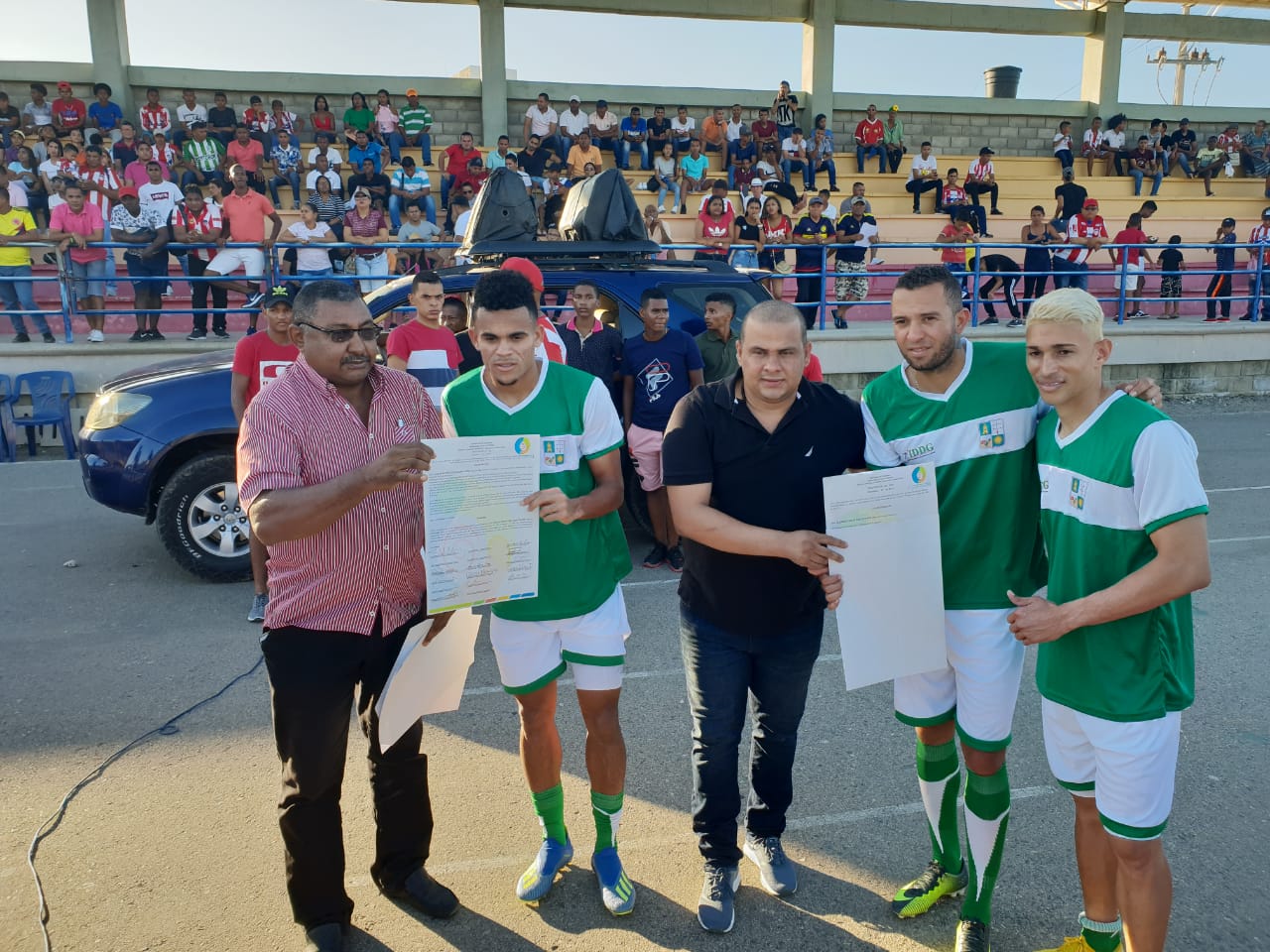 Luis Díaz asistió este domingo a un partido de estrellas en Riohacha, donde recibió un reconocimiento.