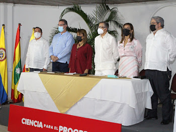 Mesa central en el lanzamiento del libro