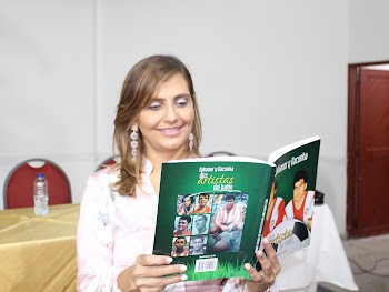 Claudia emocionada leyendo parte de la historia de Othon Dacunha