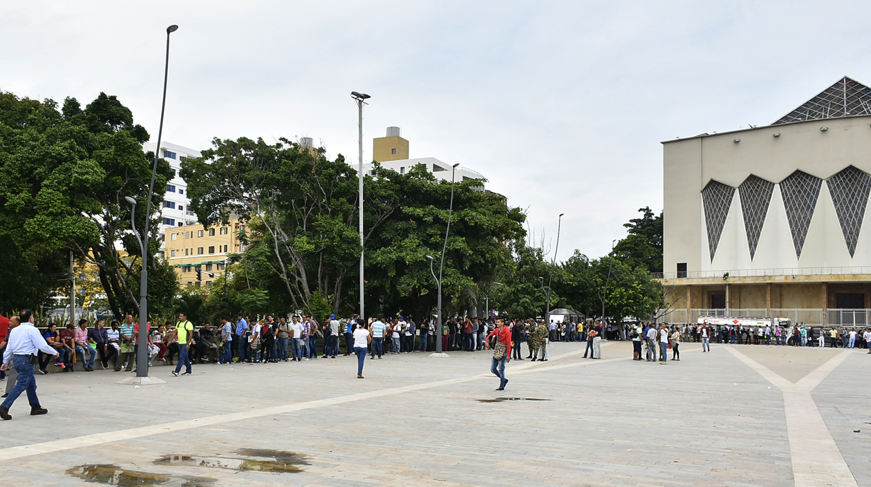 En el auditorio de la Plaza de la Paz, son atendidos los jóvenes remisos.