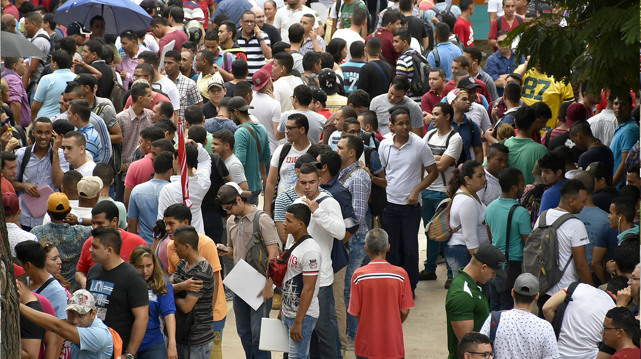 Jóvenes de la Costa Atlántica concurren a la Plaza de la Paz.