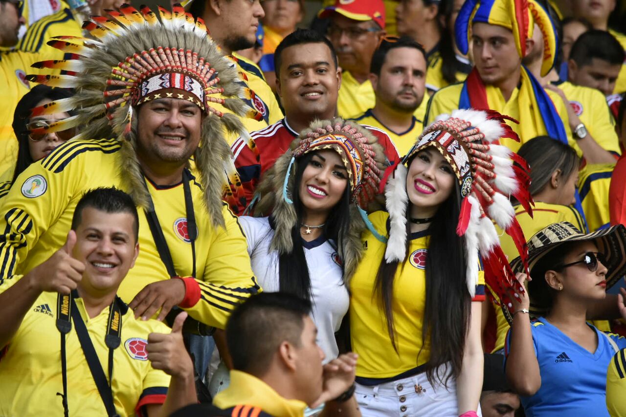 Aficionados con vestimenta indígena.