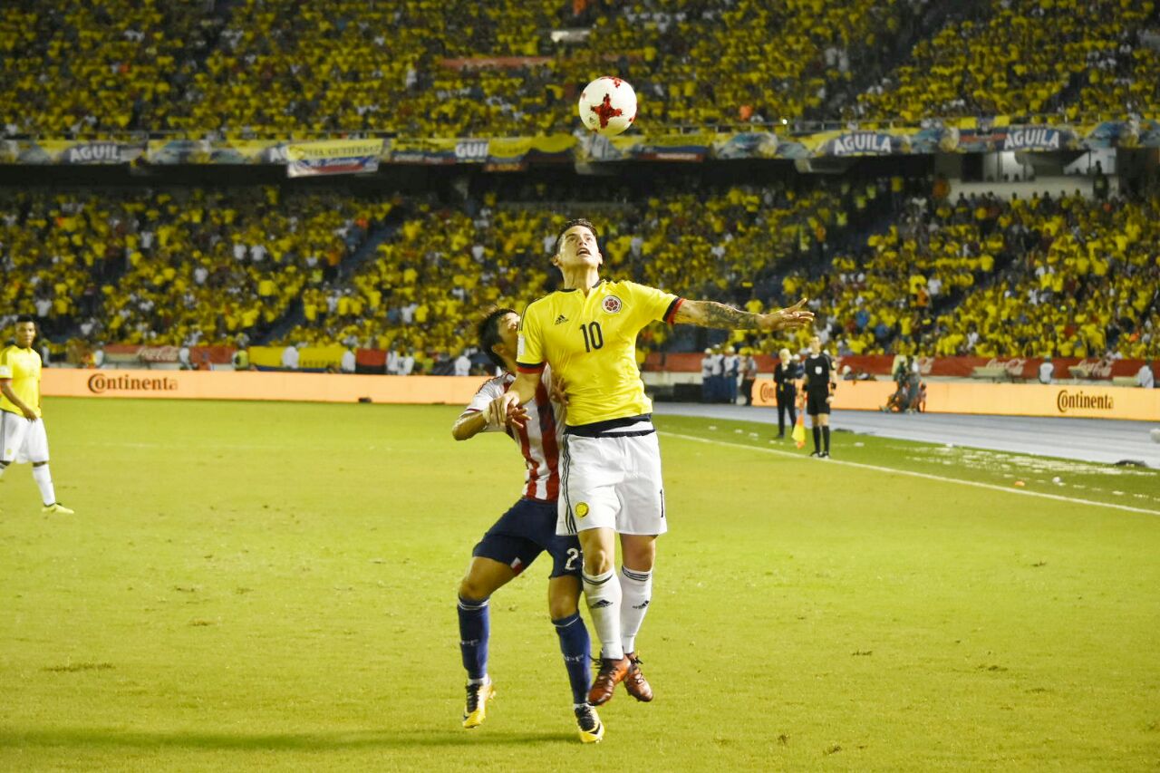 James Rodríguez intenta controlar un balón aéreo.