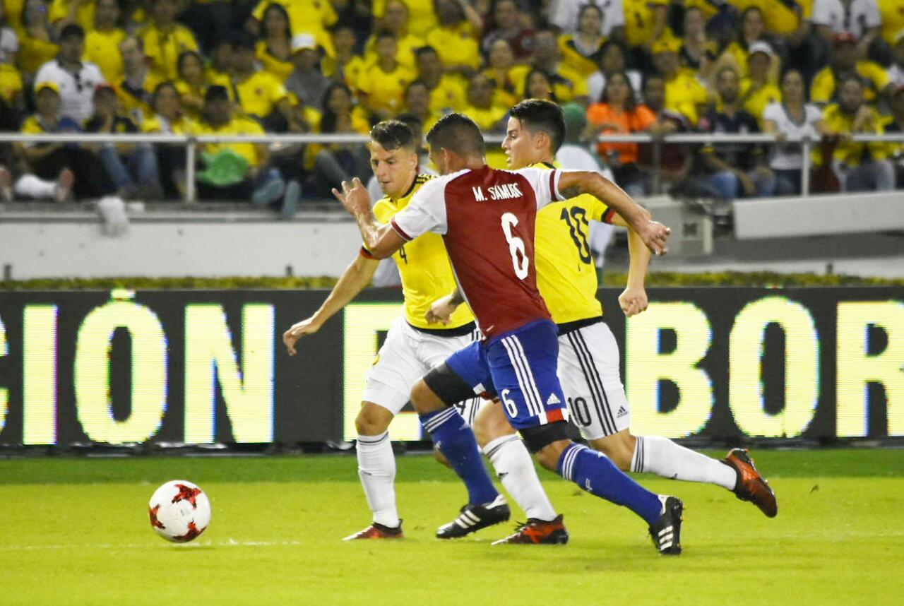 Migue Samudio frente a James Rodríguez y Santiago Arias.