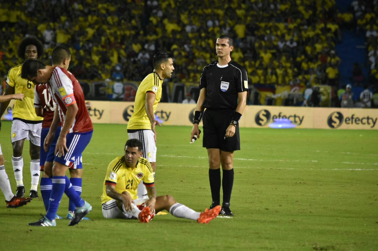 Edwin Cardona, en el suelo, tras cometerle falta.