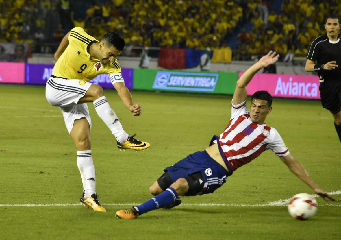 Fuerte remate de Falcao García frente a la marca de Fabián Balbuena.