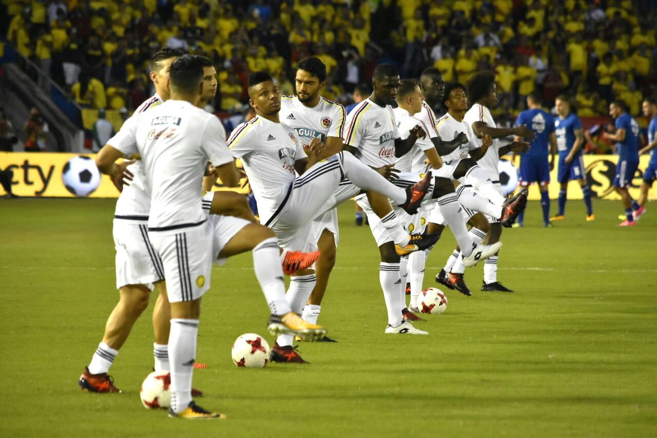 Calentamiento previo de los jugadores colombianos.