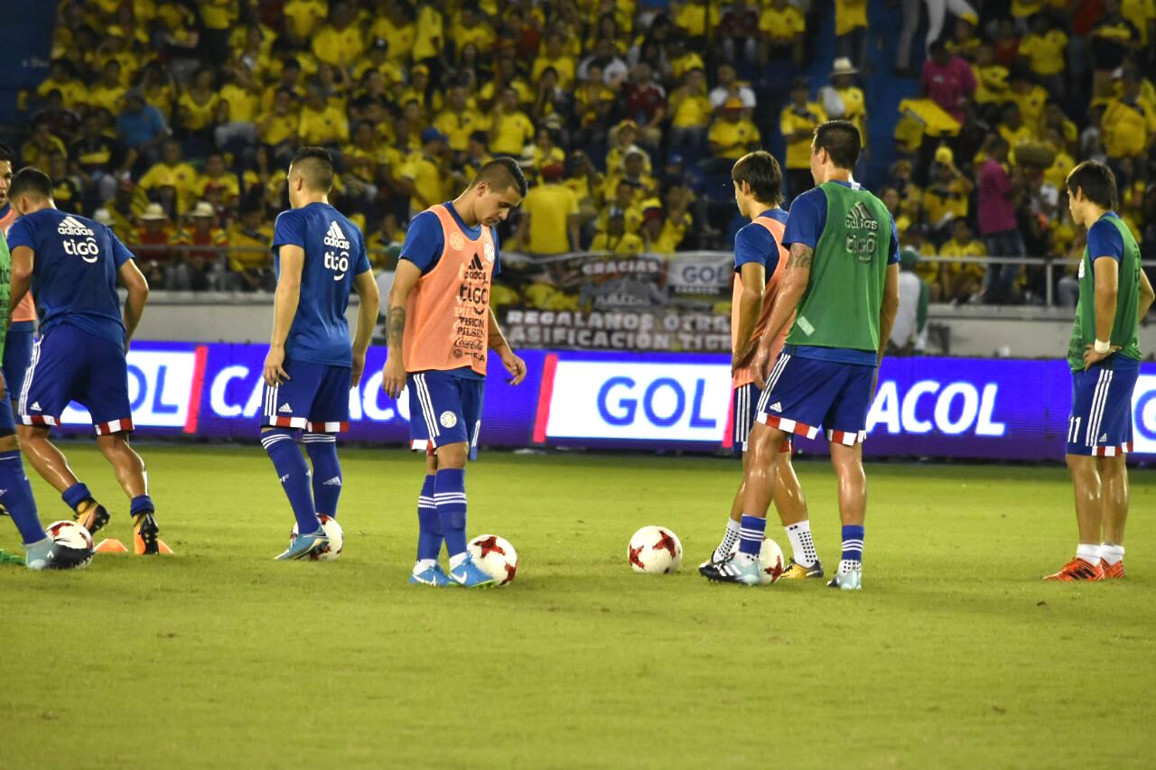 Los paraguayos en el calentamiento previo al partido.