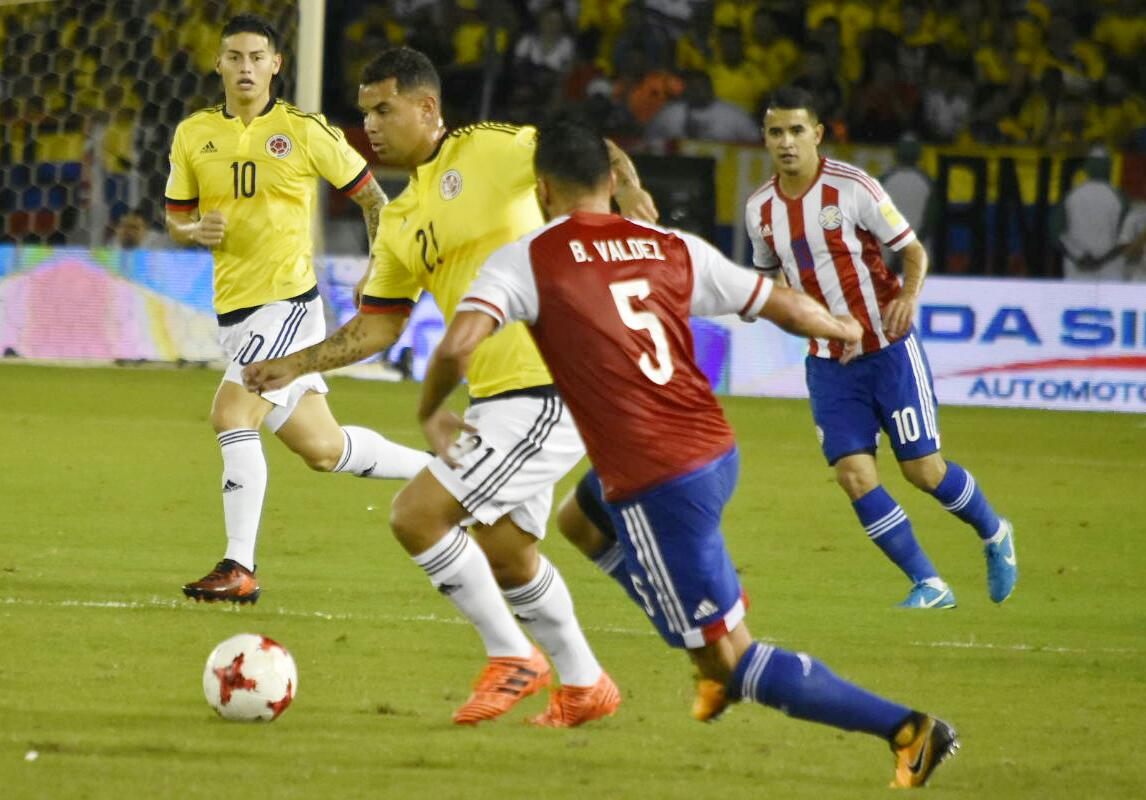 Edwin Cardona eludiendo a Bruno Valdéz.