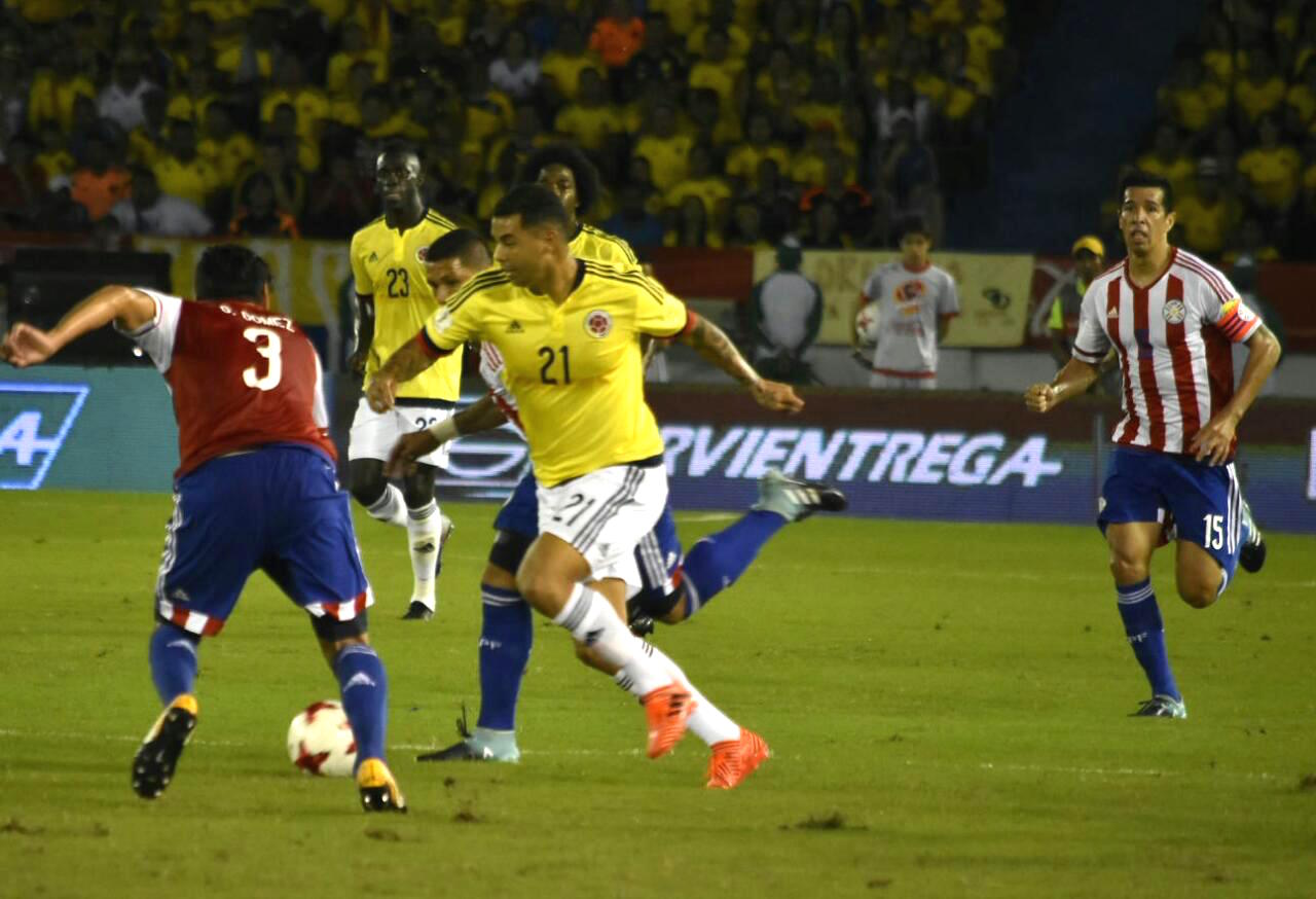 Edwin Cardona enfrentando a Gustavo Gómez.
