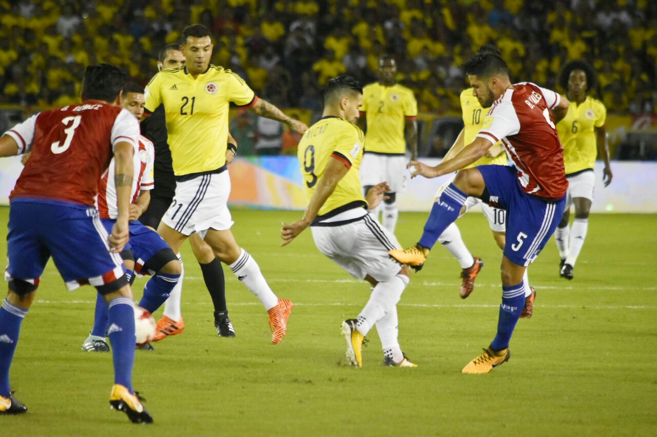 Bruno Valdéz neutraliza una jugada de ataque de James Rodríguez.
