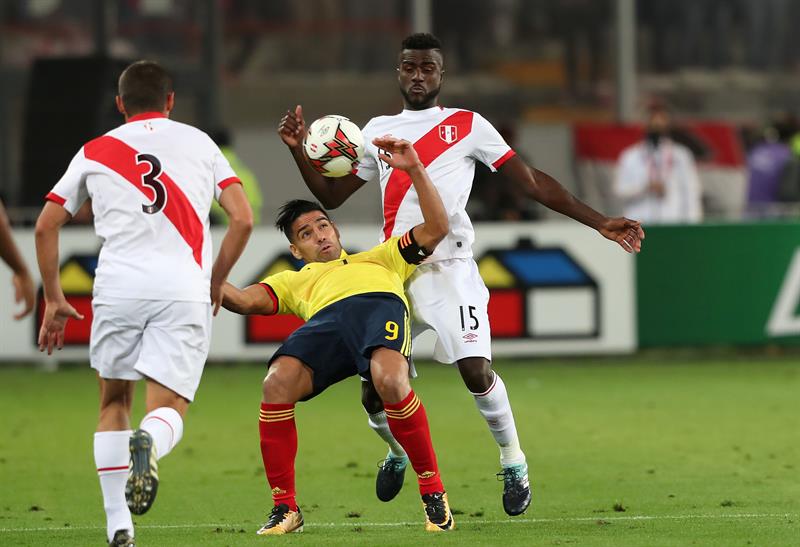 Falcao García intentando superar a Aldo Corzo y Christian Ramos.