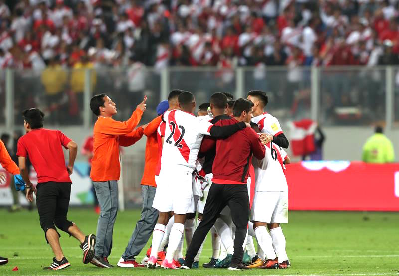 Los peruanos celebran la oportunidad del 'repechaje'.