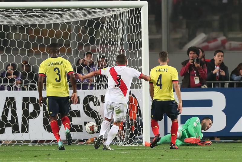 Paolo Guerrero vence a David Ospina en magistral cobro de tiro libre.
