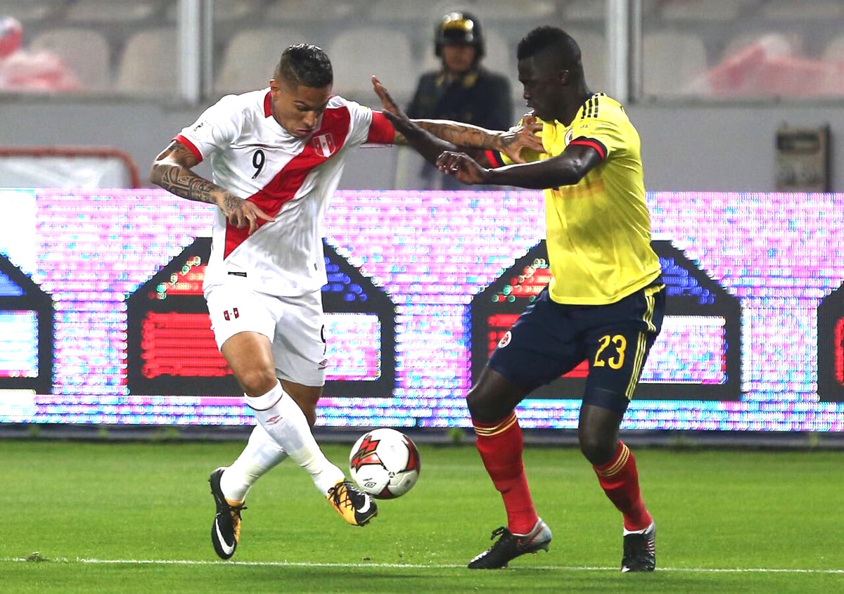 Davinson Sánchez disputando el balón con Paolo Guerrero.