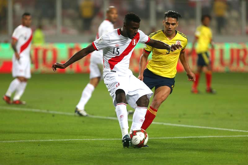Radamel Falcao García intentando superar a Christian Ramos.