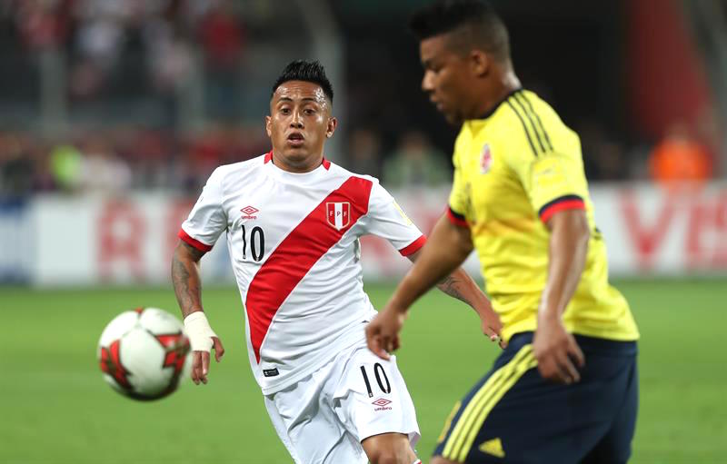 Frank Fabra enfrentando un ataque de Christian Cuevas.