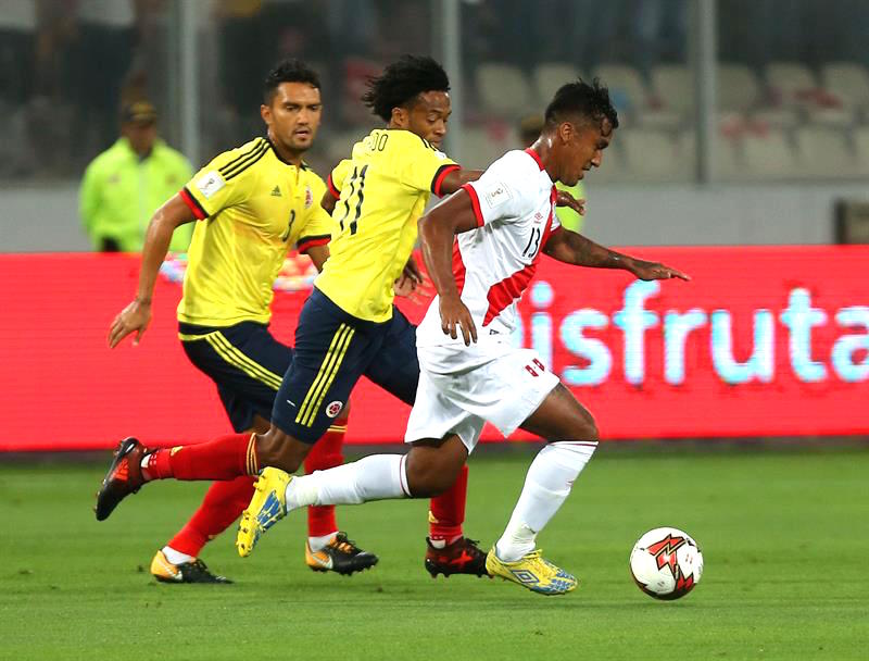 Renato Tapia avanza en ataque ante Juan Guillermo Cuadrado y Abel Aguilar.