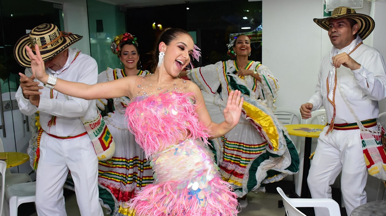 En Guararé la Reina fue recibida por un grupo folclórico.