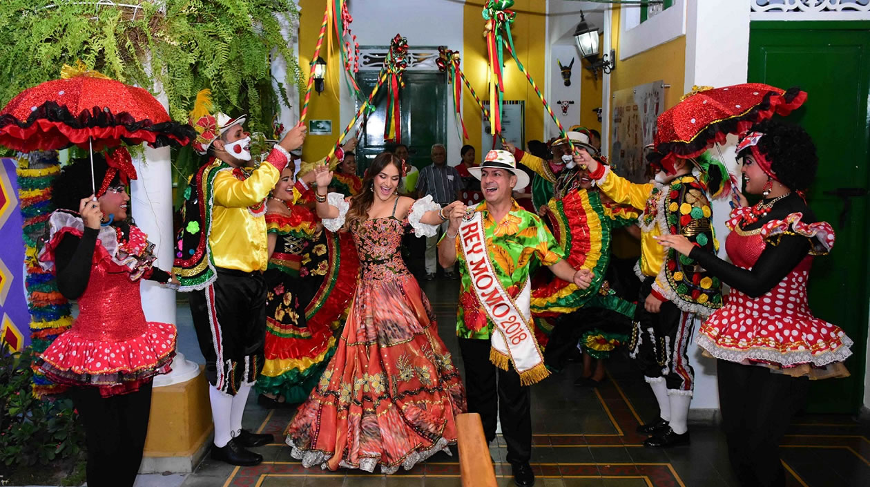 Por el Rey Momo Ricardo Sierra y una calle de honor de negritas puloy y garabatos fue recibida la Reina